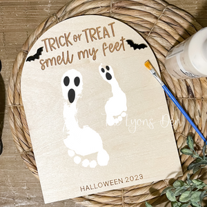 DIY Trick Or Treat Smell My Feet Halloween Footprint Sign